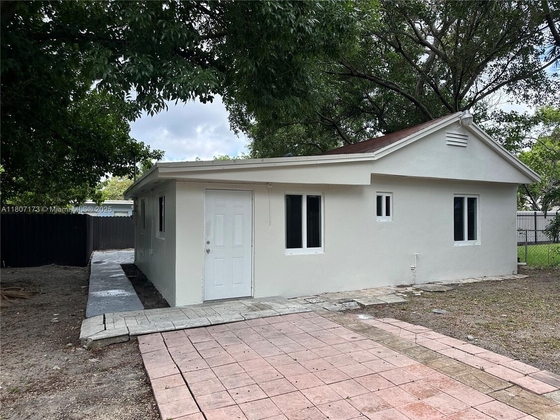 Primary Photo - 1045 NW 27th St