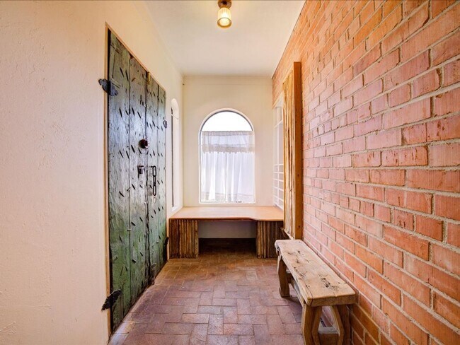 Building Photo - 2 Bedroom 4 Bathroom