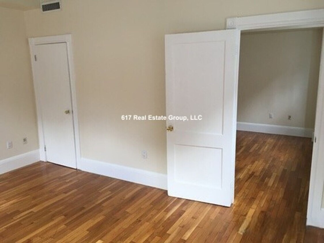 Building Photo - 2Br/1Bth, Great location! Heat/Hot Water included!