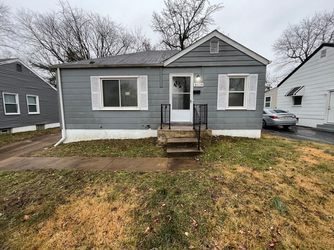 Foto principal - Renovated Two Bedroom One Bath Coming Avai...