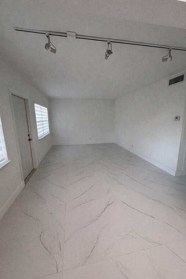 Building Photo - 5050 Bayview Dr