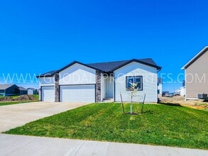 Building Photo - 680 NW Rosemont Dr