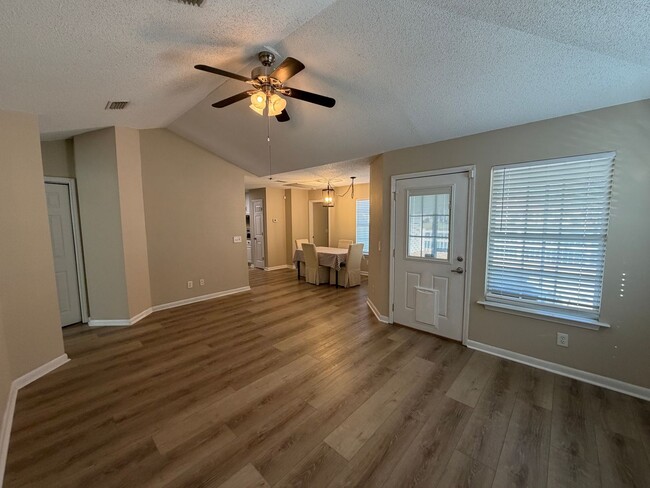 Foto del edificio - 114 Dalton Cody Dr