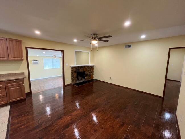 Foto del edificio - MOVE IN READY 4+2 w/bonus room + open floo...