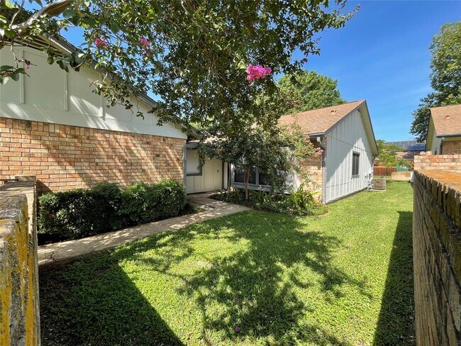 Building Photo - 9218 Singing Quail Dr