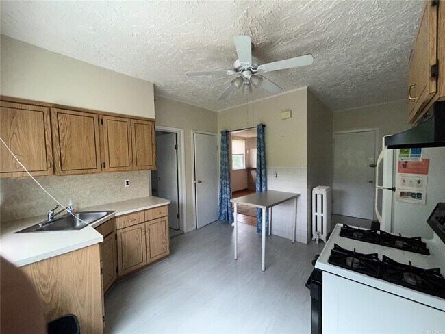 Building Photo - 71-14 52nd Ave