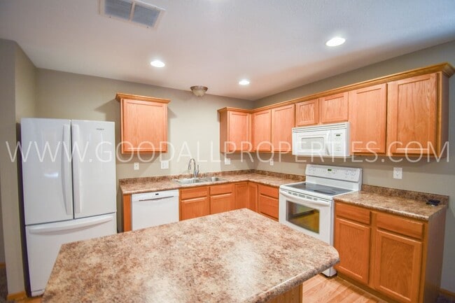 Building Photo - A Must See Gem! 2 Bed 2 Bath town home Ple...