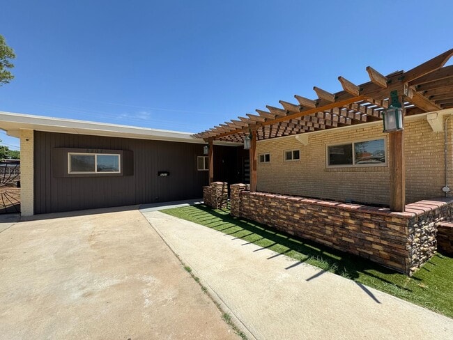 Building Photo - Northeast El Paso 4 Bed Refrig A/C!