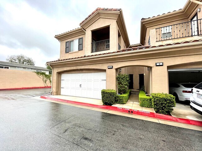 Foto del edificio - Modern and Chic 2 bed 2.5 bath in Newport Beach!!!