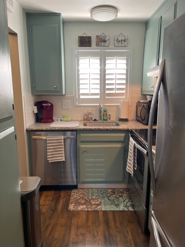 Acogedora cocina con electrodomésticos nuevos. - 59 Meadowbrook Ave