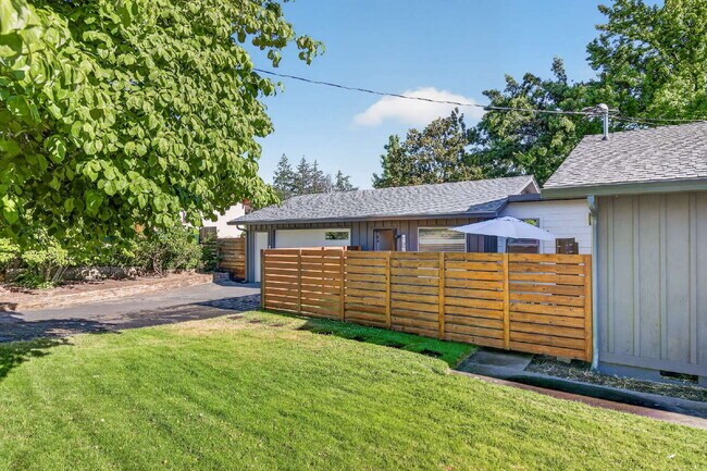 Building Photo - 1079 Bellview Ave