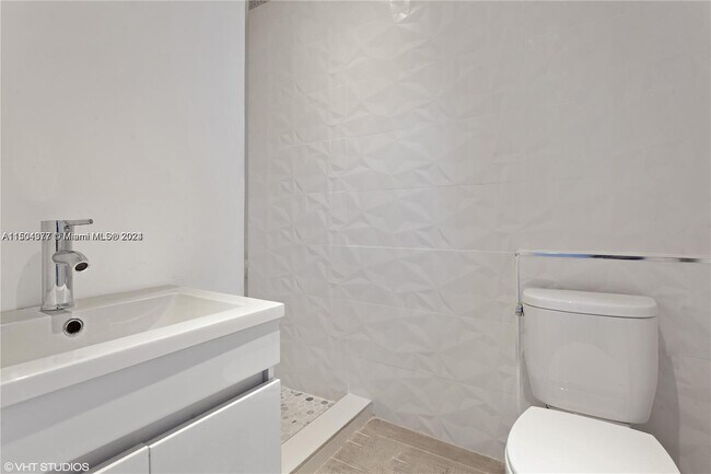 Foto del edificio - 3011 Royal Palm Ave