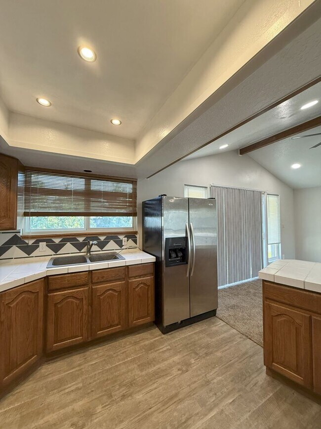 Foto del edificio - Spacious Comfort Meets Practical Living in...