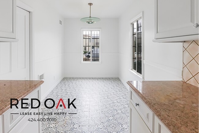 Foto del edificio - One of a Kind, Spacious Three-Bedroom Dupl...