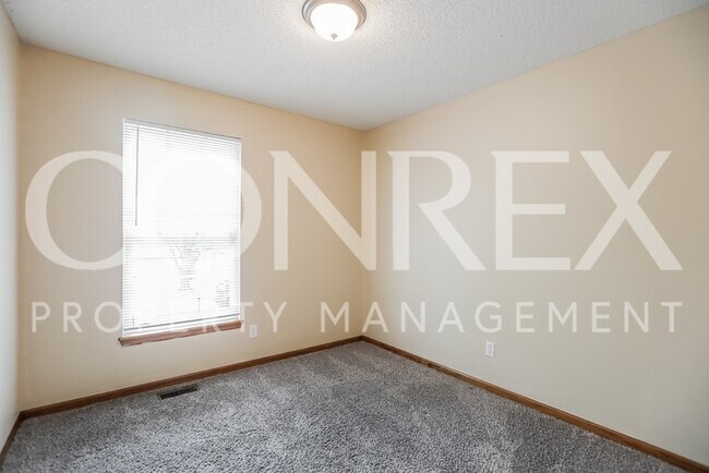 Foto del edificio - 3 bdrm/2 bath split level home move in ready!
