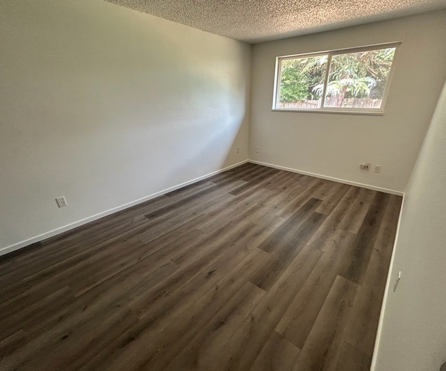 Building Photo - 2BD/1BA Duplex with large fenced yard Available June 5th!