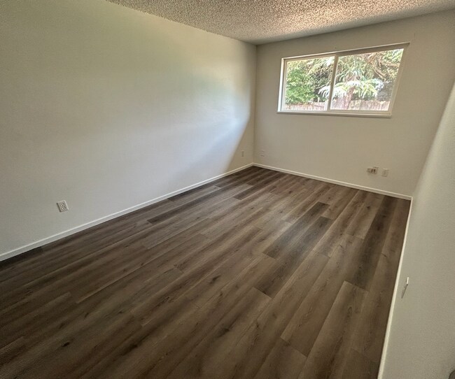 Foto del edificio - 2BD/1BA Duplex with large fenced yard Available June 5th!