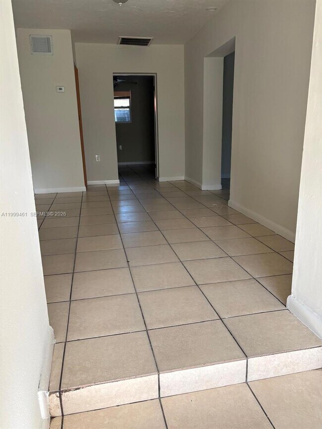 Foto del edificio - 1384 NW 27th St