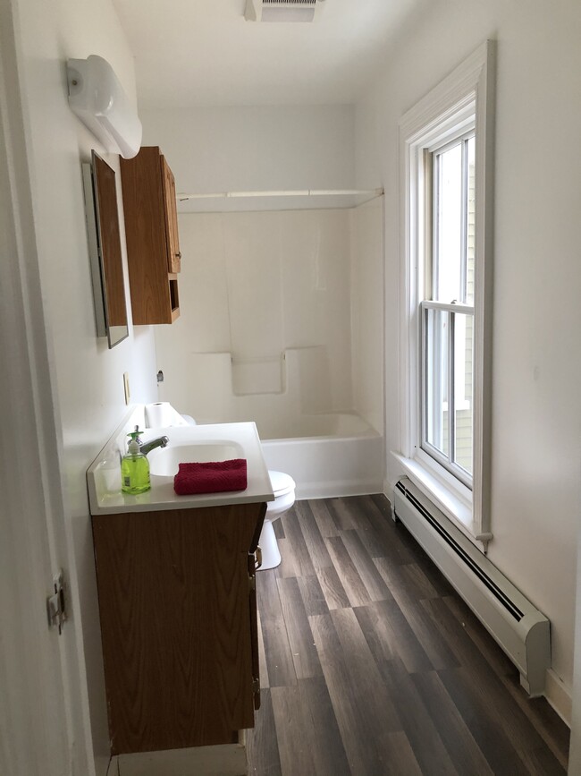 Bathroom - 74 Mountain St