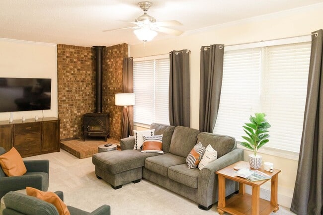 Building Photo - 39 Southwicke Dr