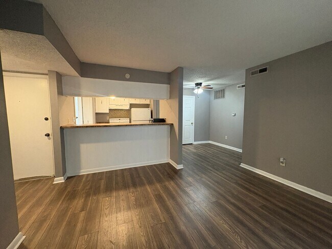 Foto del edificio - 1/2 First Full Month's Rent! 2BD/2BA Condo in Whispering Oaks.