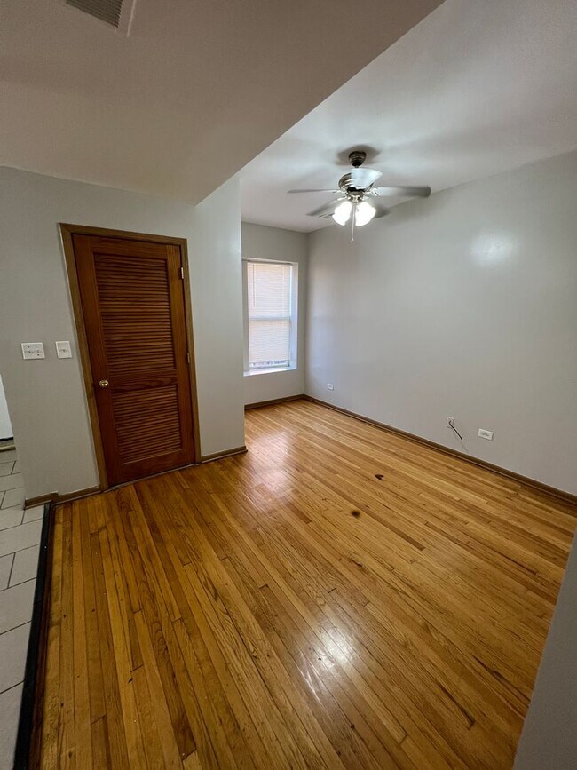 Building Photo - Fantastic 2 bed / 1 bath for rent located ...