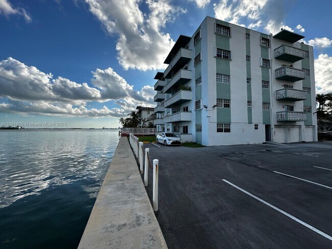 Foto del edificio - 7825 NE Bayshore Ct