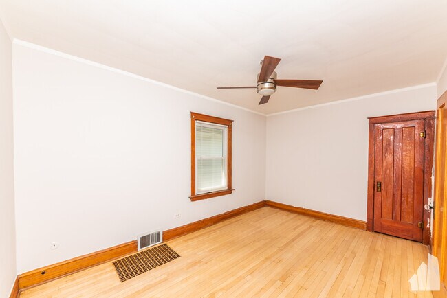Building Photo - 5051 W Argyle St