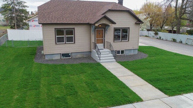 Foto del edificio - Fully updated 2 Bed 1 Bath Valley home.  H...