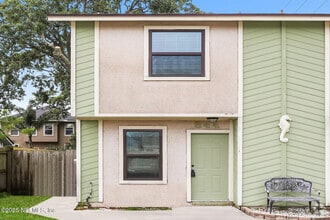 Building Photo - 844 7th Ave S