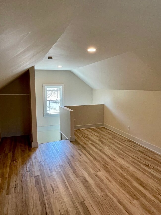 Building Photo - Beautiful & Spacious 3 Bedroom Rental Home...