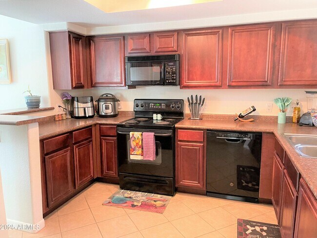 Building Photo - 4925 E Desert Cove Ave