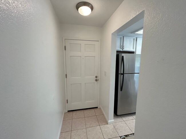 Building Photo - Gorgeous move-in-ready, 2 bedroom/2 bathro...