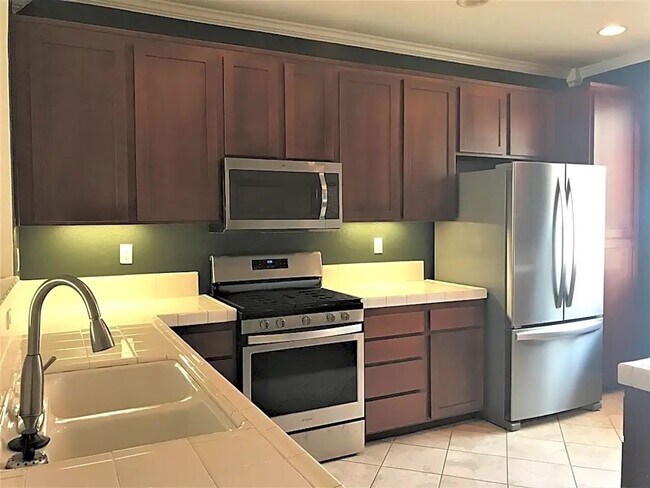 Foto del edificio - Charming 4 bedroom 4 bathroom in heart of East Lake!