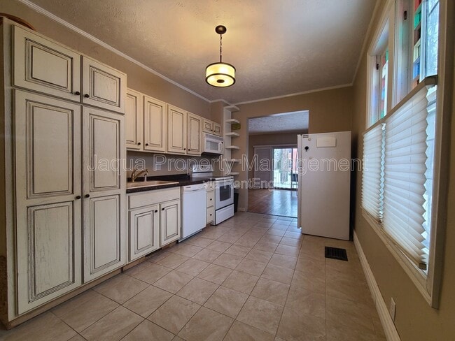 Building Photo - 621 State St