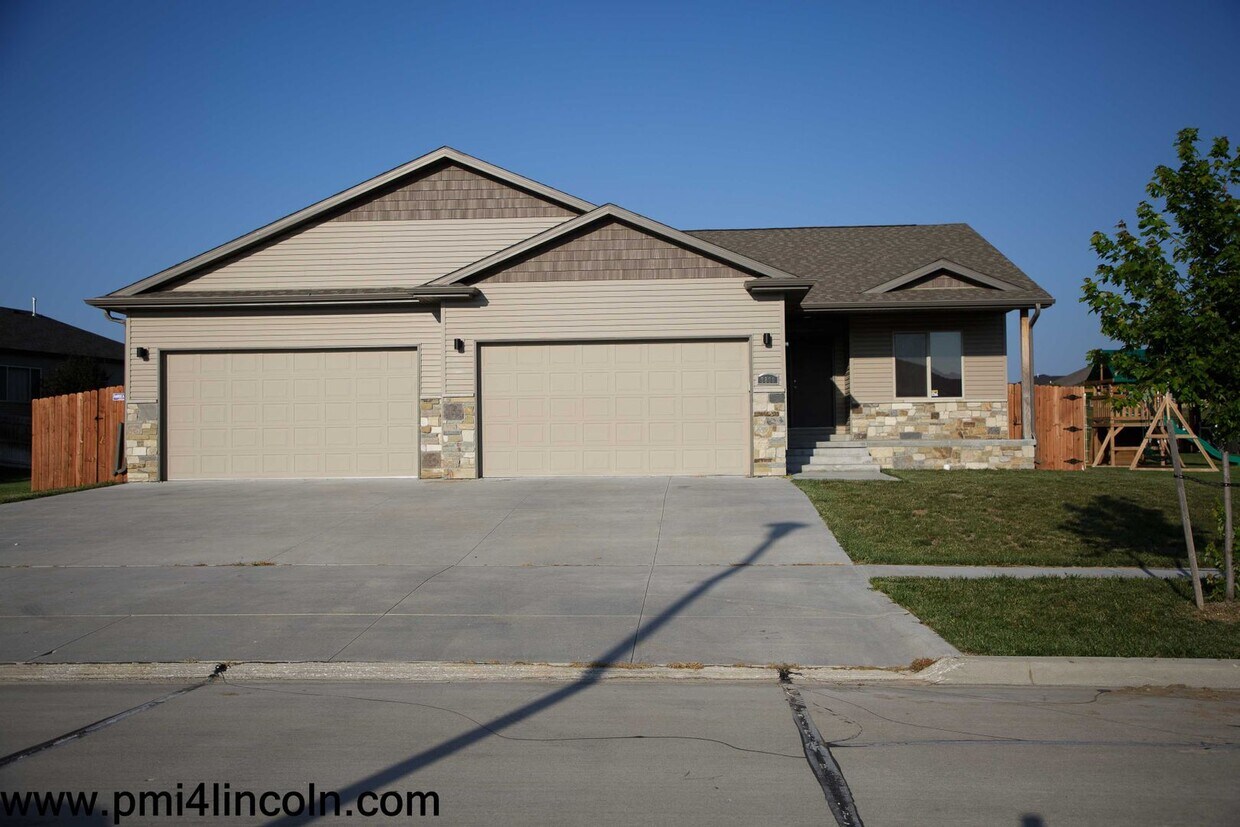 Foto principal - 9800 S 72 St – 5 beds/3 baths/ 3-stall