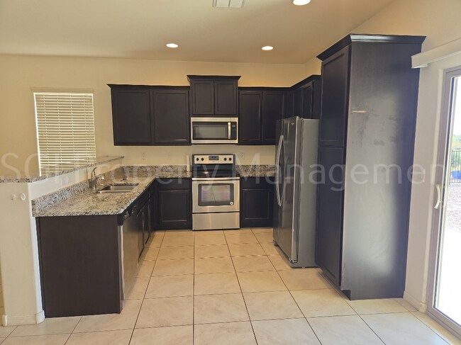 Building Photo - Stunning home on the golf course