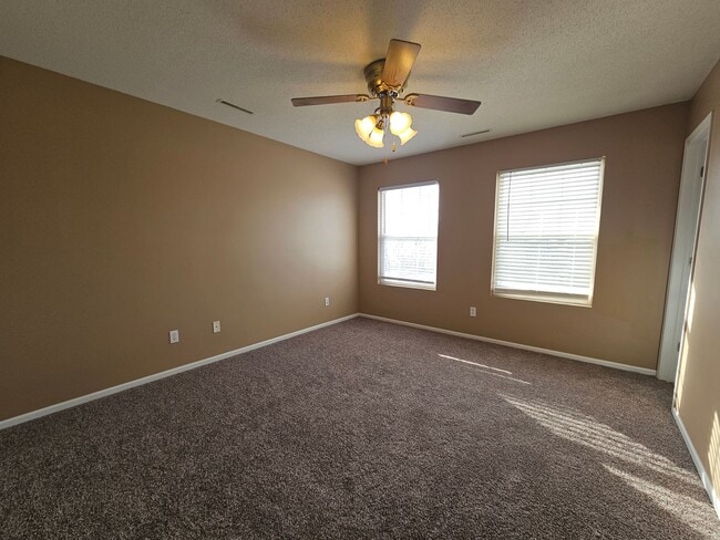 Foto del edificio - 3 bedroom 2.5 bath with an additional family room, Linn Mar School Area