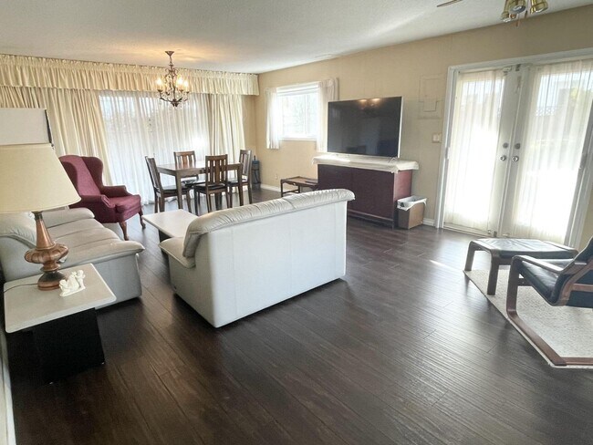 Building Photo - 16066-16016 16 Ave