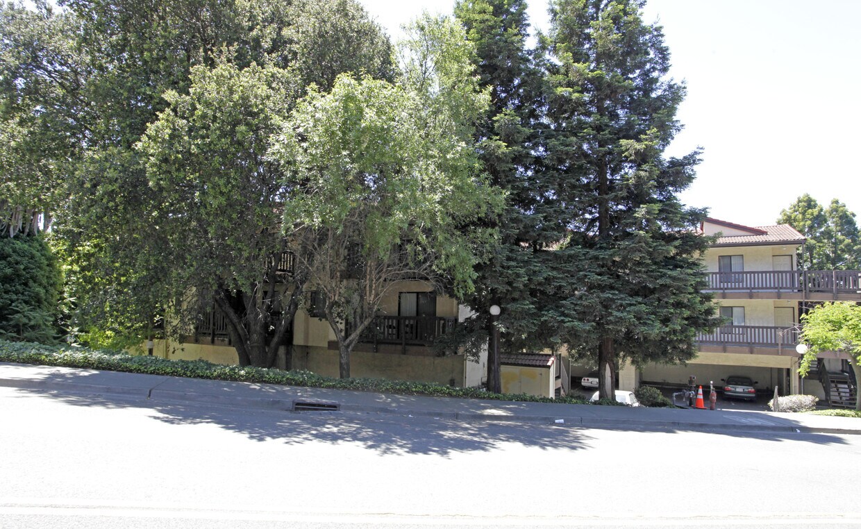 Foto del edificio - Fletcher Gardens Apartments