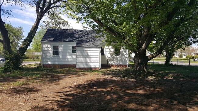 Building Photo - 3 Bedroom on Oxnard - ready for mid March move in