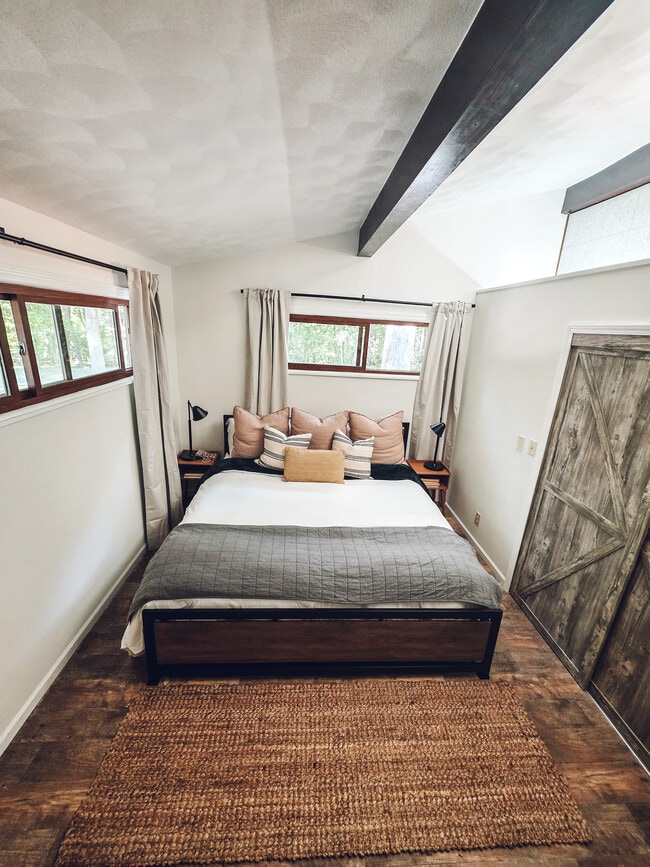 Master bedroom, king bed - 1008 W Singing Woods Rd