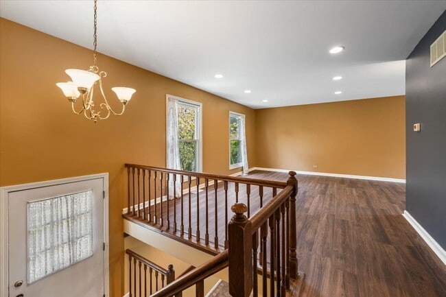 Building Photo - 371 Larchmont Ct