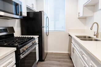 Interior Photo - 314 South Manhattan Place