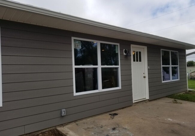 Building Photo - 420 Stratford Dr