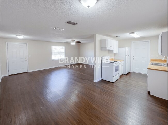 Foto del edificio - 5937 Camaro Dr W