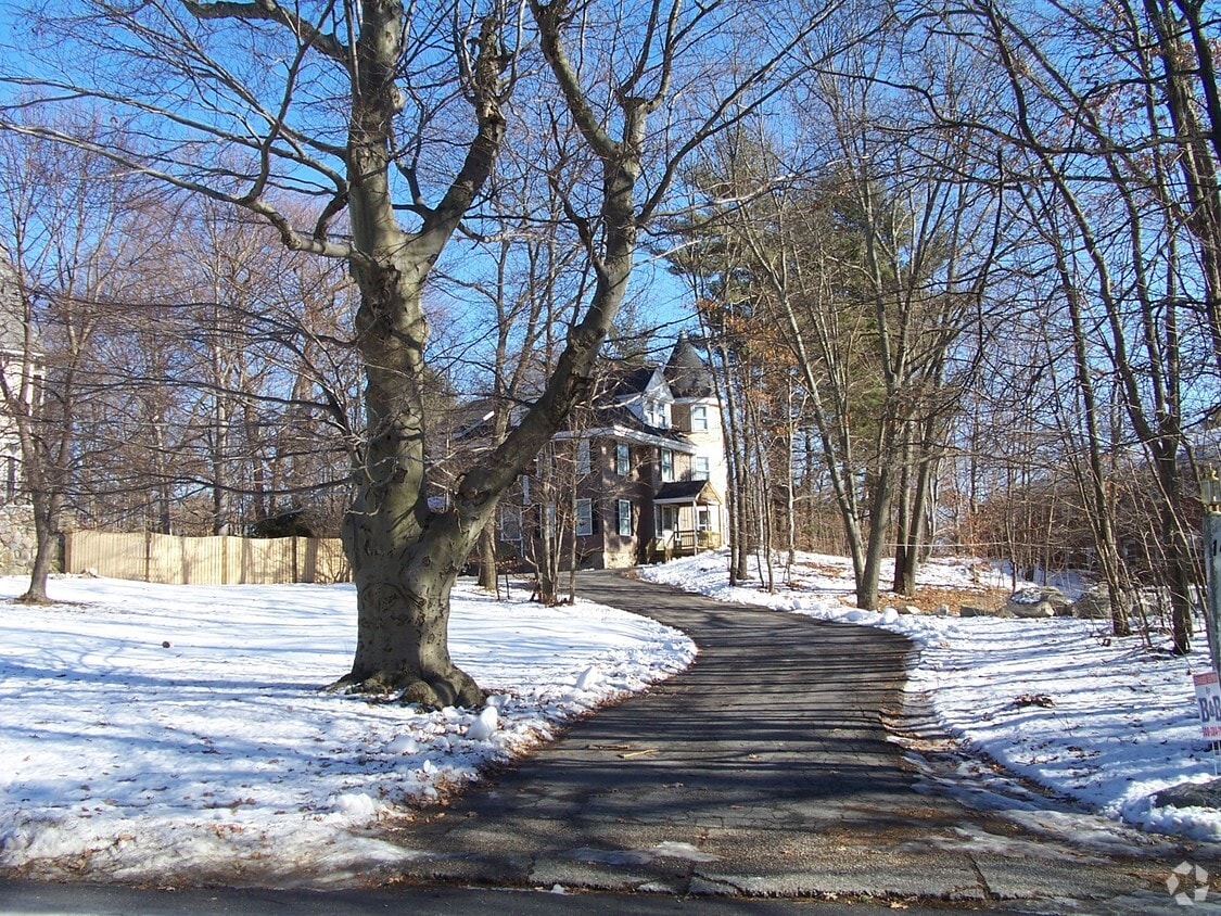 Building Photo - 14 Maple Ave