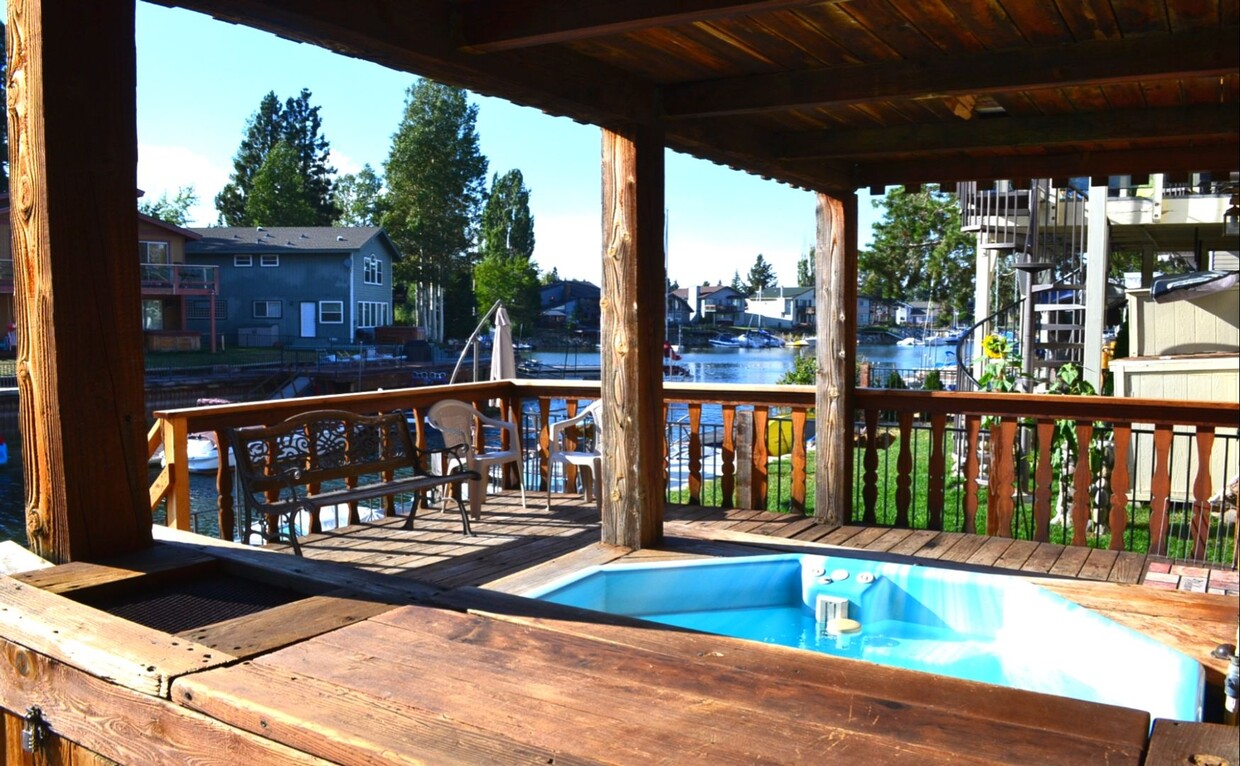 Primary Photo - 3BR + loft and 2Ba! w/private boat dock, a...