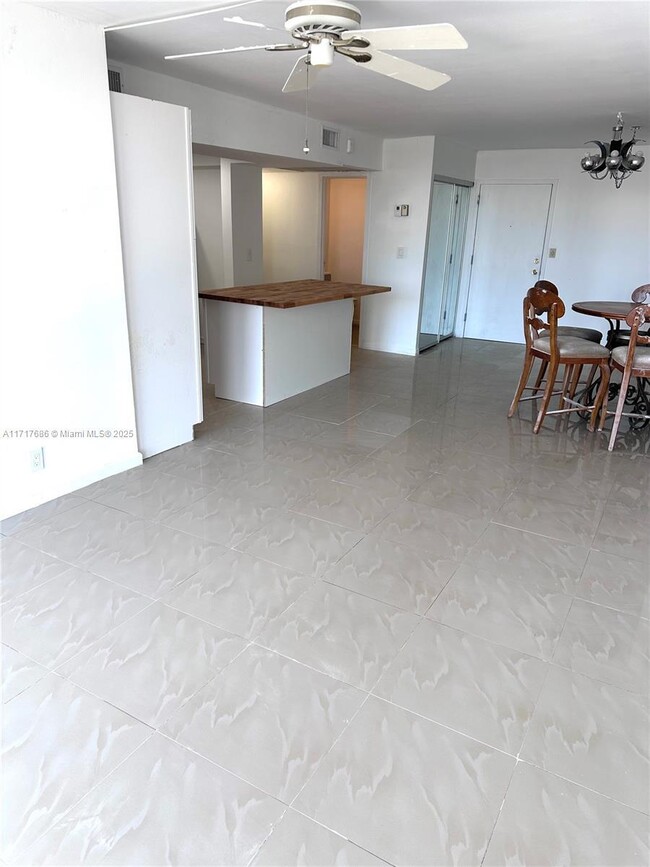 Building Photo - 2 bedroom in Hallandale FL 33009