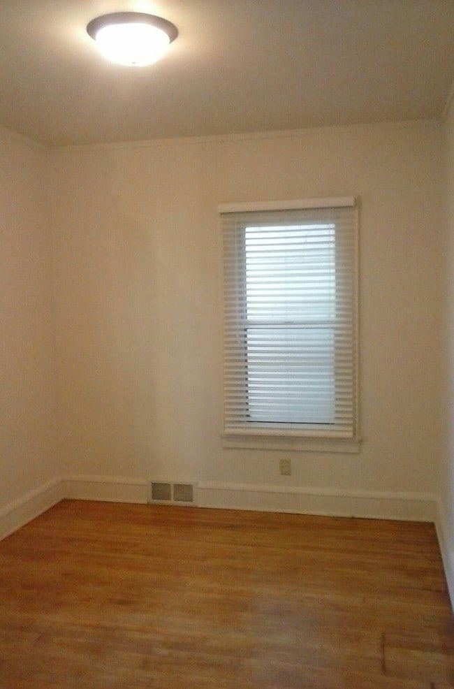 Hazelwood, en Louisville, cuenta con amplias casas de estilo artesanal con porches sombreados. - 323 W Wilson St